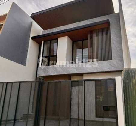 Rumah 2 Lantai Baru , Mewah Ndak Kaleng2 di Manyar Kertoarjo