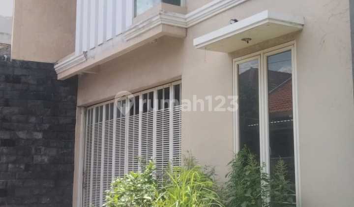 Jual Butuh Uang Cepat! Rumah 2 Lantai Sangat Luas di Kebonsari