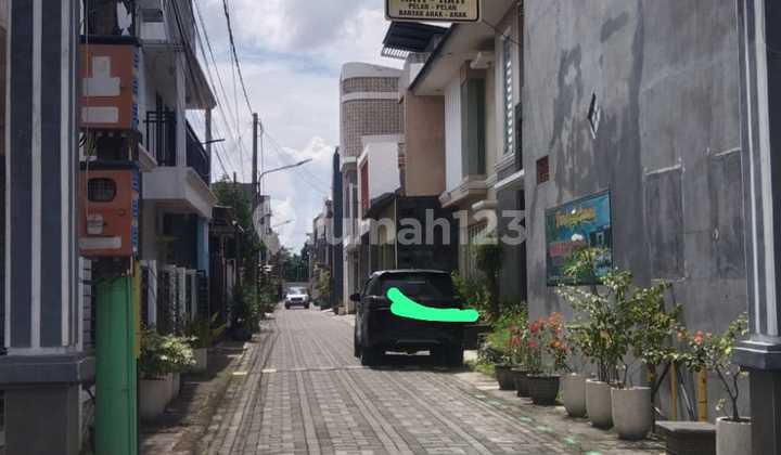 Jual Butuh Uang Cepat! Rumah 2 Lantai Sangat Luas di Kebonsari 2