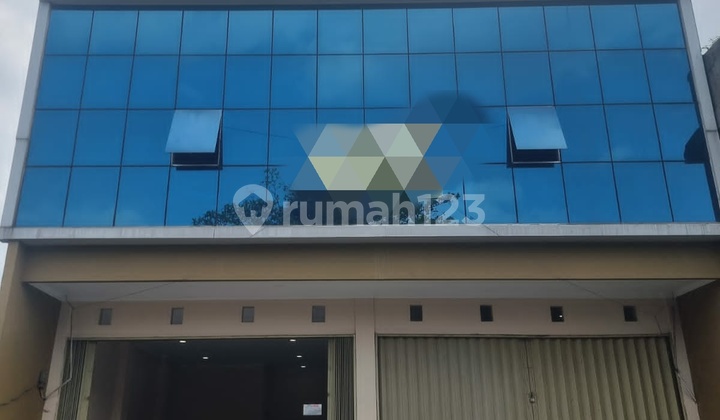 Newly Built 3-Storey Shophouse Near Plaza Pondok Gede 2