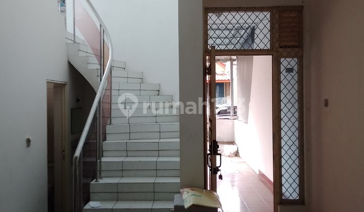 Rumah Sewa 2 Lantai di Taman Moden Dekat Aeon Mall Jakarta 2