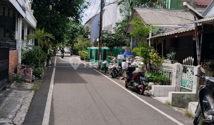 Affordable House in Kemayoran Sumur Batu, Two-Car Street
