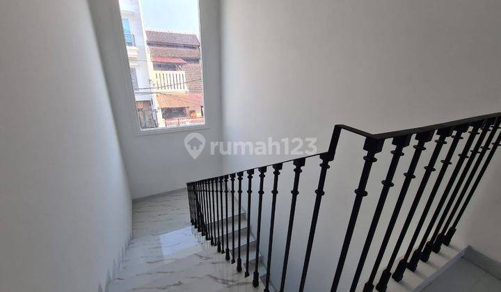 Rumah di Cempaka putih tengah 2 Lantai SHM Baru Unfurnished 2