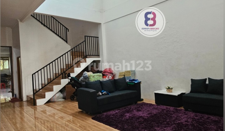 For Sale: Sturdy Building House Complete with Garment Business Space.