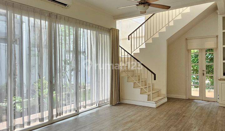 Disewakan Rumah Discovery Hoek Siap Huni Semi Furnish Samping Taman 2