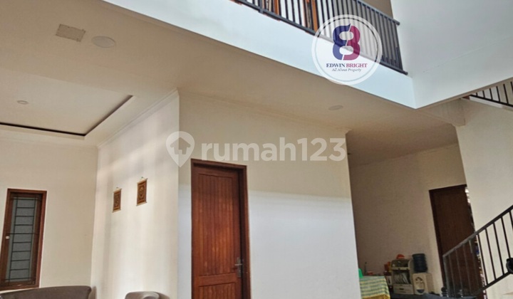 For Sale: Sturdy Building House Complete with Garment Business Space.