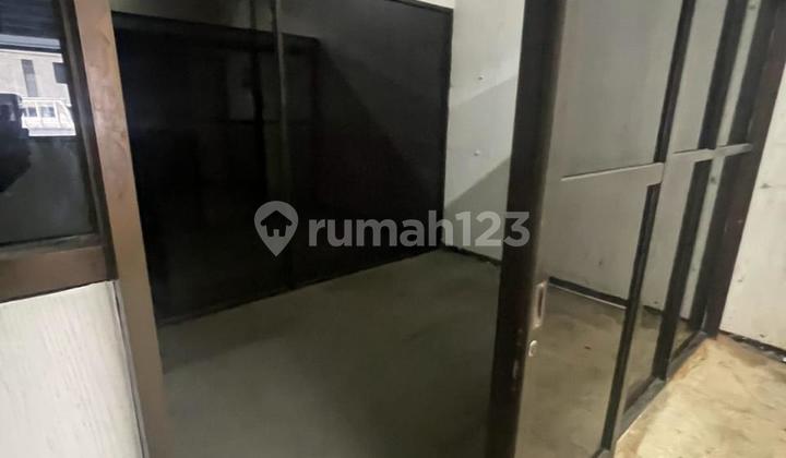 Commercial Shop House For Sale in Perak, Only 5 Minutes to the Toll Road and Tanjung Perak 2