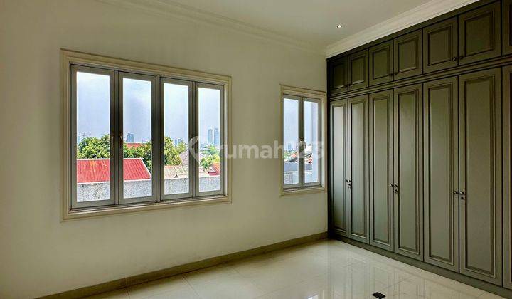  Rumah 3 Lantai Semi Furnished Bagus SHM - Sertifikat Hak Milik 2