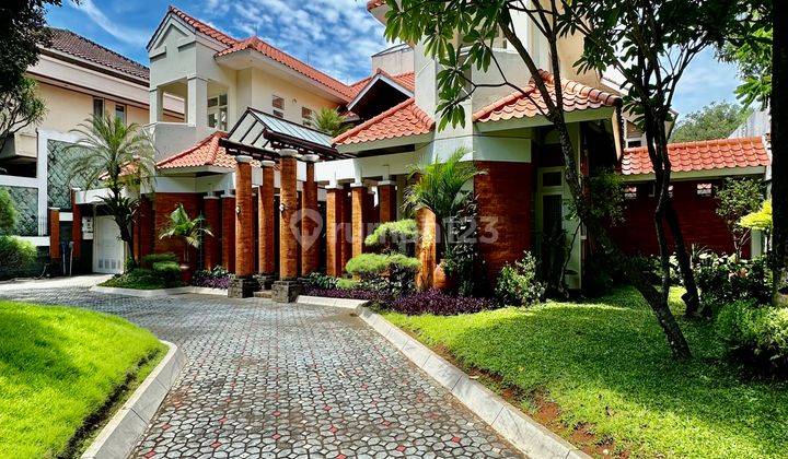 Rumah Klasik Minimalis Semi Furnished di Bukit Golf 2