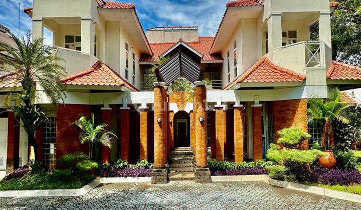 Rumah Klasik Minimalis Semi Furnished di Bukit Golf 1