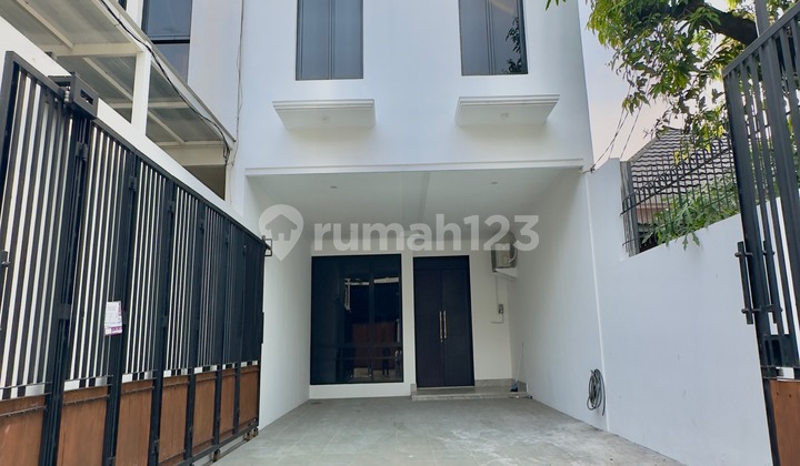 Turun Harga Rumah Baru Ada Private Pool Di Kemang Hadap Timur