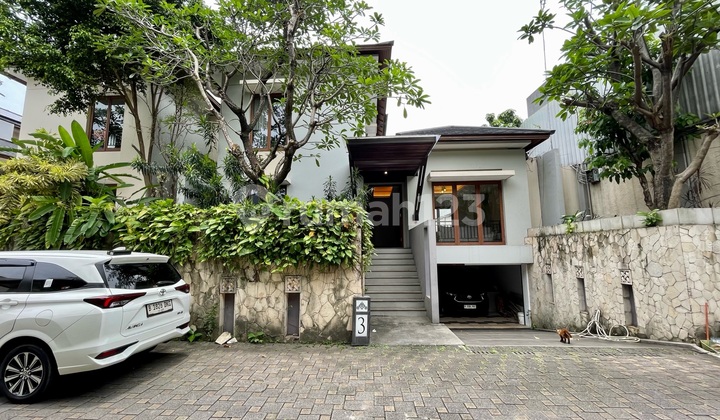 Rumah Bergaya Resort Bali di Jakarta Selatan Rumah Bergaya Resort Bali di Jakarta Selatan