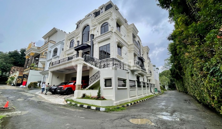 Rumah Baru American Classic di Kemang Jakarta Selatan Rumah Baru American Classic di Kemang Jakarta Selatan