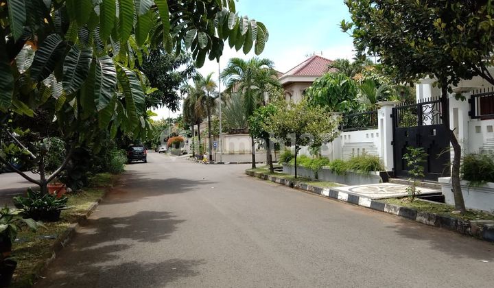 Rumah sangat terawat, bersih di dalam komplek besar di tanjung barat, lingkungan sangat nyaman dan aman, bebas banjir, lokasi sangat strategis, dekat ke pintu Toll TB Simatupang, dekat ke Mall Aeon, ..(her) 2