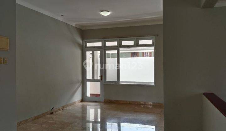 Rumah sangat terawat, bersih di dalam komplek besar di tanjung barat, lingkungan sangat nyaman dan aman, bebas banjir, lokasi sangat strategis, dekat ke pintu Toll TB Simatupang, dekat ke Mall Aeon, ..(her) 3