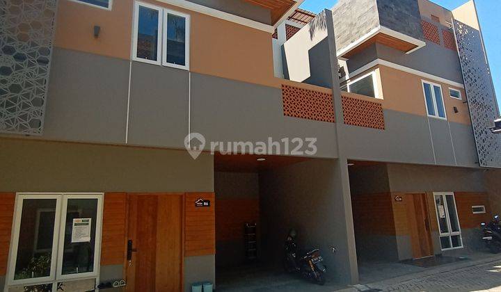 Rumah baru 3 lantai, Rooftop ada jacuzzii, siap huni di dalam cluster di Jagakarsa, lingkungan sangat nyaman dan aman, bebas banjir, lokasi sangat strategis, dekat ke pintu Toll Desari Andara, dekat ke Transmart Cilandak, dekat ke Lenteng Agung. 2