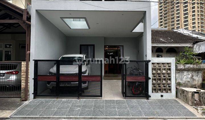 Rumah baru siap huni di dalam komplek Pondok Indah, lingkungan sangat asri dan nyaman, lokasi sangat strategis, dekat ke Mall Pondok Indah, dekat ke pintu Toll Pondok Indah, dekat ke Gandaria City...(Rey) 1