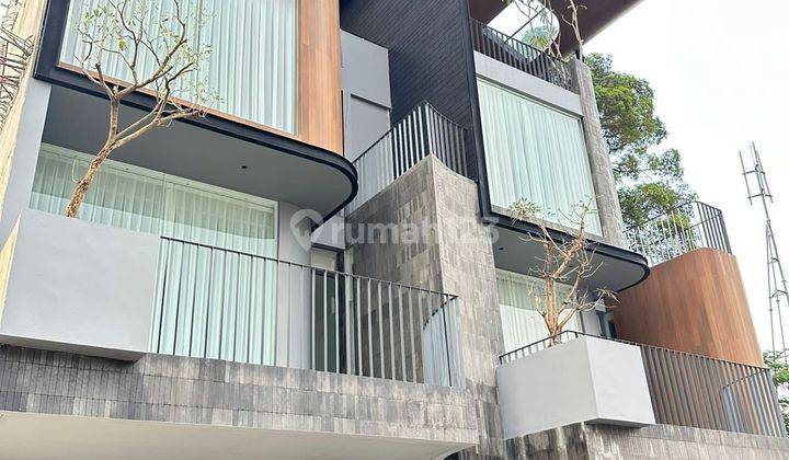 Rumah baru 3 lantai plus rooftop di dalam townhouse baru di Kemang Utara, bebas banjir, lingkungan sangat nyaman dan aman, lokasi sangat strategis, dekat ke Kemang Raya, dekat ke  Lippo Mall Kemang...(her) 1