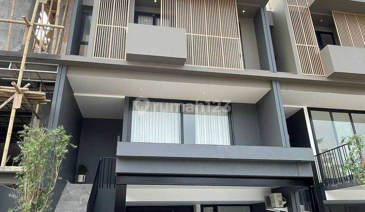 Rumah baru di dalam townhouse terbaru di Cilandak K di Cilandak KKO, lingkungan sangat nyaman dan aman, bebas banjir, lokasi sangat strategis, dekat ke Transmart Cilandak, dekat ke Halte Busway Ragunan, dekat ke pintu Toll Desari dan TB Simatupang. 1