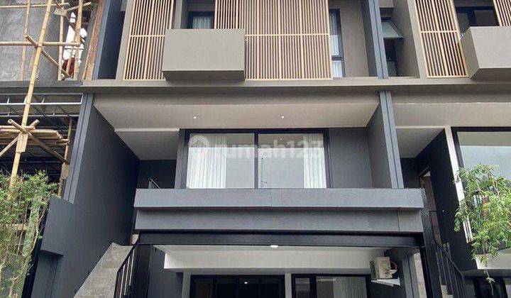 Rumah baru di dalam townhouse terbaru di Cilandak K di Cilandak KKO, lingkungan sangat nyaman dan aman, bebas banjir, lokasi sangat strategis, dekat ke Transmart Cilandak, dekat ke Halte Busway Ragunan, dekat ke pintu Toll Desari dan TB Simatupang. 2