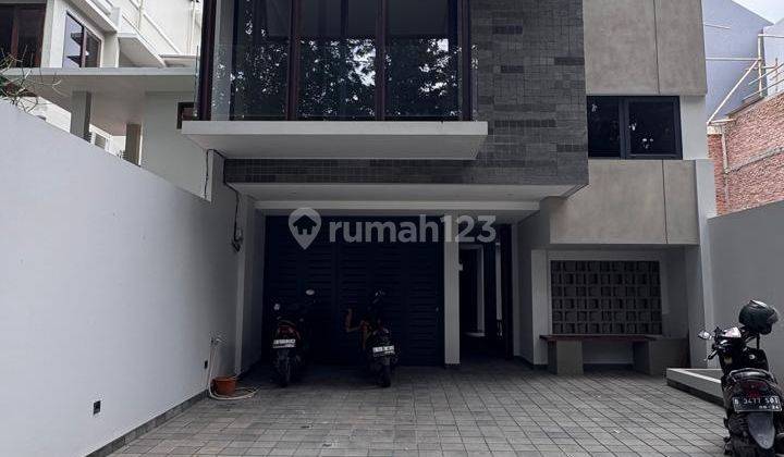 Rumah 3 lantai siap huni di dalam komplek, lingkungan sangat asri dan nyaman , bebas banjir, lokasi sangat strategis, dekat ke Golf Pangkalan Jati, dekat ke Mall Cinere 2