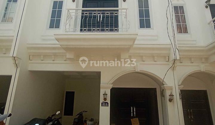 Rumah Baru 2 Lantai Plus Rooftop Siap Huni Di Dalam Townhouse Di Jagakarsa, Bebas Banjir, Lokasi Sangat Nyaman, Keamanan 24 Jam, Dekat Ke Lenteng Agung Dan Pintu Toll Brigif 1