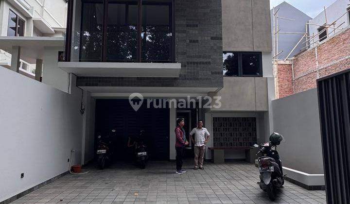 Rumah 3 lantai siap huni di dalam komplek, lingkungan sangat asri dan nyaman , bebas banjir, lokasi sangat strategis, dekat ke Golf Pangkalan Jati, dekat ke Mall Cinere 1