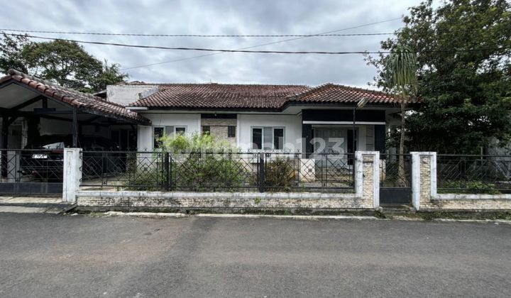 Rumah Asri 1,5 Lantai Siap Huni Bangunan Kokoh Dalam Kompleks Tenang Lokasi Strategis di Cikutra Bandung
