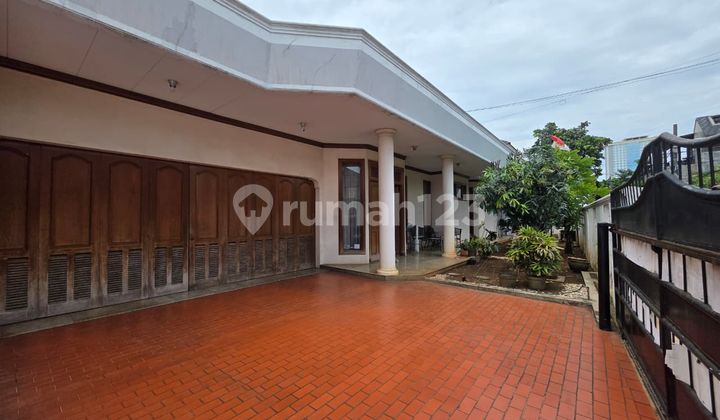 Rumah Siap Huni dengan Swimming Pool + Jacuzzi Parkiran Luas di Pondok Pinang, Jakarta Selatan