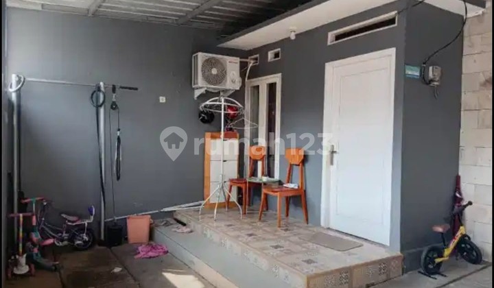 Comfortable House in a Complex with Strategic Location Access to Toll Roads, Public Transportation, Shopping Centers, etc. in Sawangan, Depok City