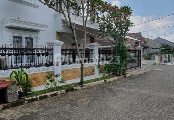 Rumah Mewah dan Asri Posisi Hook di Dalam Kompleks Cocok untuk Hunian dan Investasi di Pamulang, Tangerang Selatan Rumah Mewah dan Asri Posisi Hook di Dalam Kompleks Cocok untuk Hunian dan Investasi di Pamulang, Tangerang Selatan