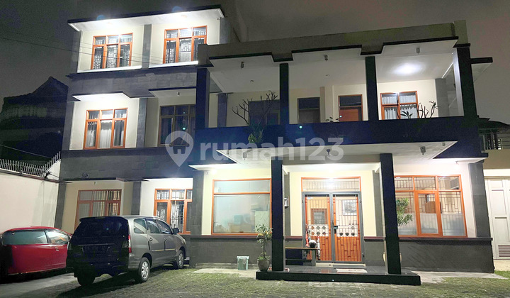 Gedung Kantor 3 Lantai Luas Siap Huni, Memiliki Total 21 Ruangan, Lift Barang, Parking Area di Cihapit, Kota Bandung