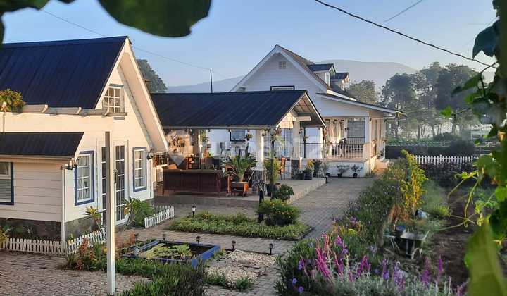 Comfortable and Lush Villa in the Lembang Area, Bandung