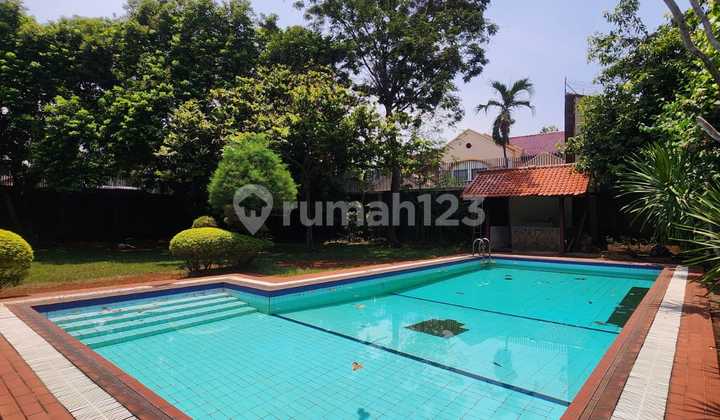 Rumah Luas Dengan Swimming Pool Di Lebak Bulus, Jaksel