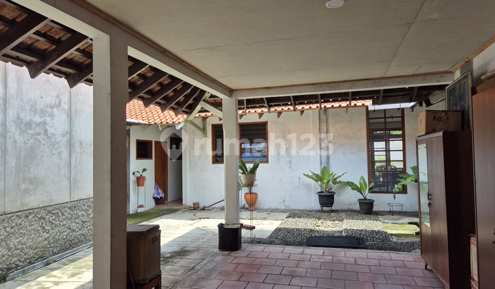 Nice House Spacious Parking Lot Suitable for Business 2