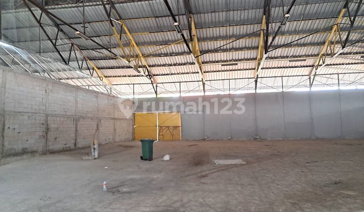 Good Warehouse in the Middle of Pancoran City, South Jakarta Good Warehouse in the Middle of Pancoran City, South Jakarta