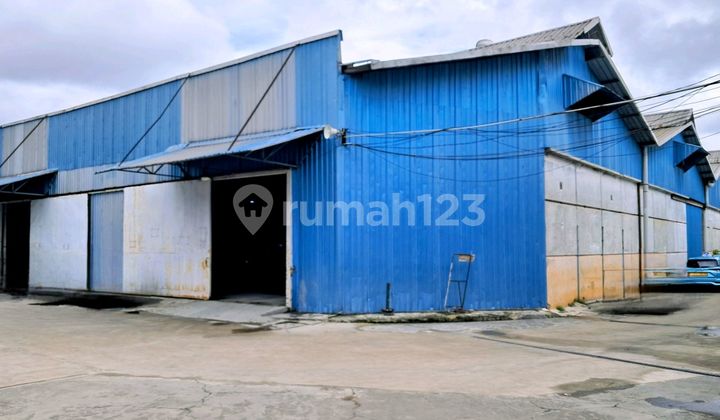 Warehouse on the Side of the Main Road in Ciracas, Cijantung, East Jakarta