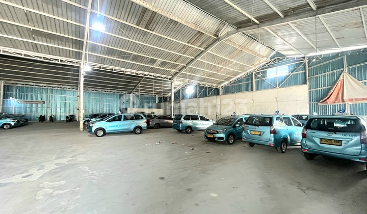 Warehouse on the Side of the Main Road in Ciracas, Cijantung, East Jakarta Warehouse on the Side of the Main Road in Ciracas, Cijantung, East Jakarta