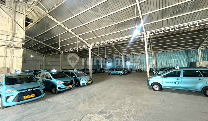 Warehouse on the Side of the Main Road in Ciracas, Cijantung, East Jakarta Warehouse on the Side of the Main Road in Ciracas, Cijantung, East Jakarta