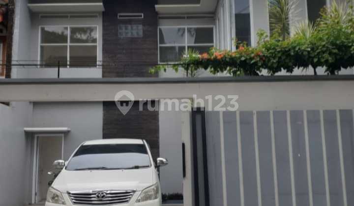 Rumah 2 Lantai Minimalis Ada Kolam Renang Dikomplek Setiabudi Regency