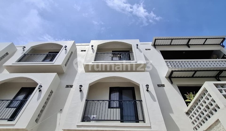 Kost Elit Mediterranean Design Terdiri Dari 33 Kamar Dekat Gwk