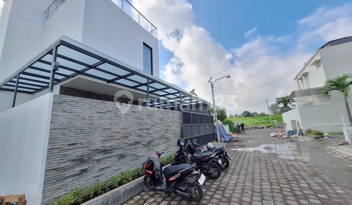 Vila 2 Lantai dengan Sistem Keamanan Satu Gerbang di Canggu 2