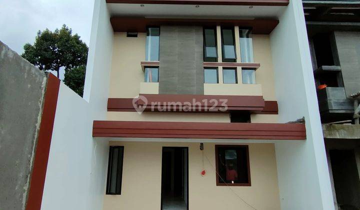 Rumah 2 Lantai Strategis 100 m ke jalan raya utama