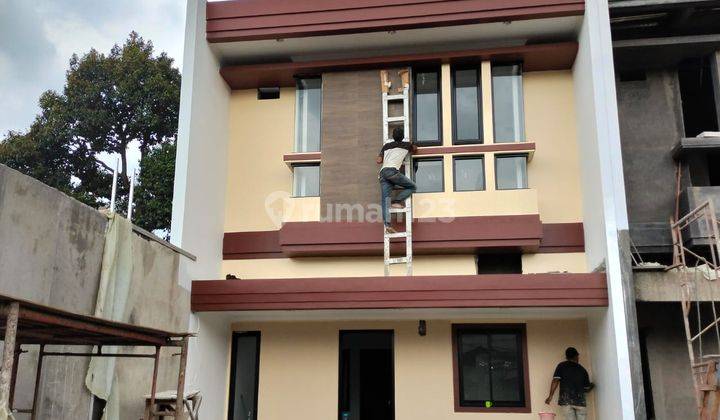 Rumah 2 Lantai Strategis 100 m ke jalan raya utama