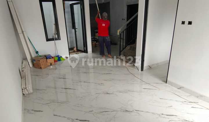 Rumah 2 Lantai Strategis 100 m ke jalan raya utama