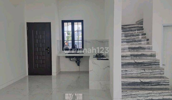 ruang keluarga rumah siap huni 2 lantai
