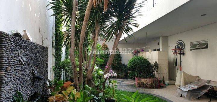 Rumah 2 Lantai Bagus Furnished Sertifikat Hak Milik di Vila Valensia Pakuwon Indah, Surabaya 1