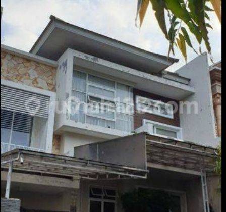 Rumah 2 Lantai Bagus Furnished Sertifikat Hak Milik di Vila Valensia Pakuwon Indah, Surabaya 2