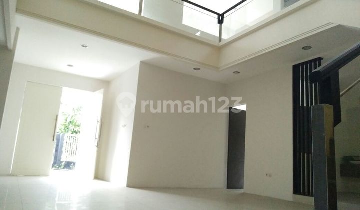 Ell's House in the Rungkut Nginden Semolowaru Area 2