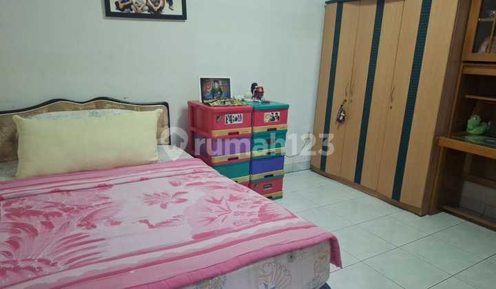 Rumah Besar Semi Furnished di Taman Holis Indah 2